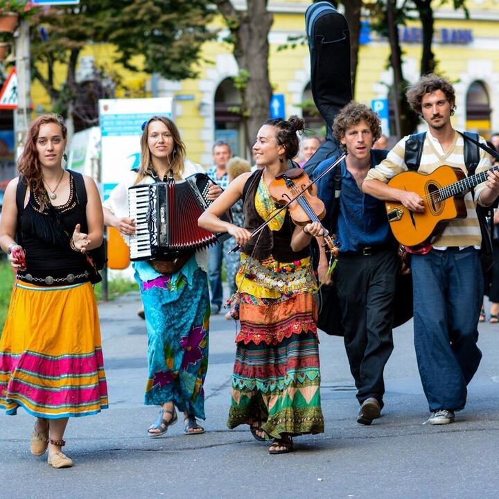 5 muzikanten op straat