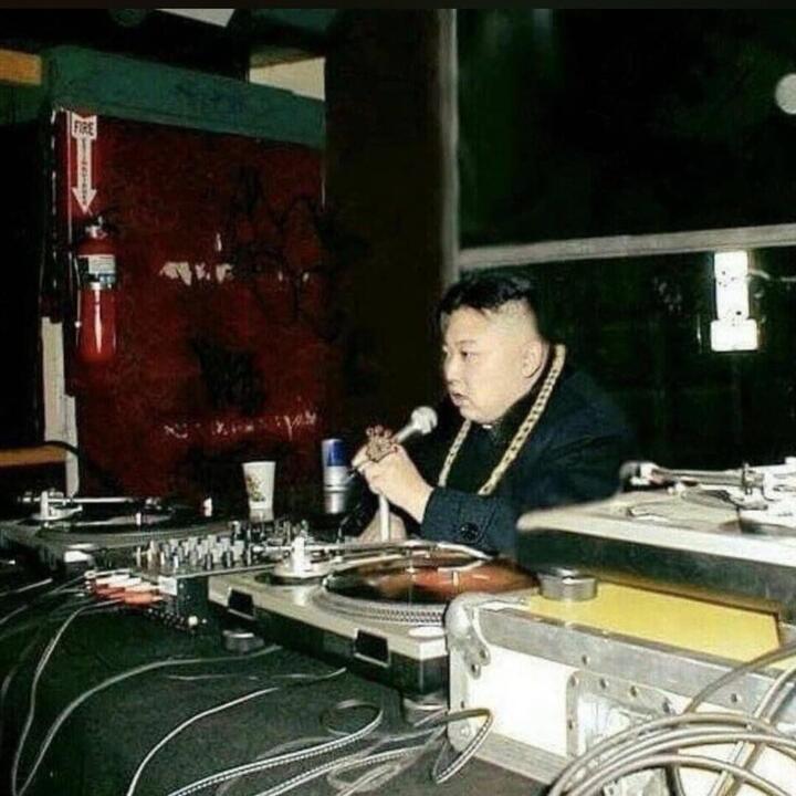 kim jong un aan de platendraaiers
