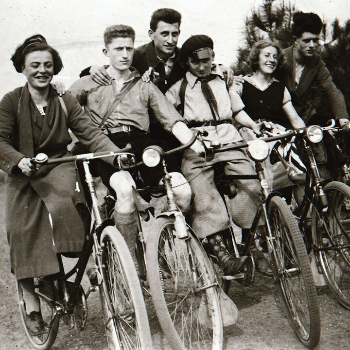 Foto van enkele jongens en meisjes op de fiets. De Rode Valken tijdens een fietstocht in Oostende in 1934.