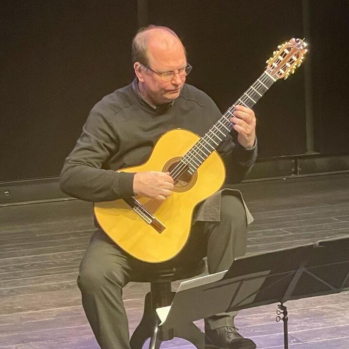 foto van Bart Roose met gitaar