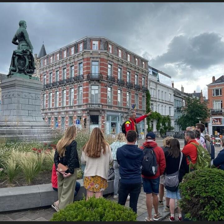 Red Cross guide at guided tour in Ghent