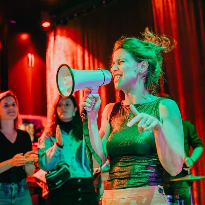lisa jordens met megafoon