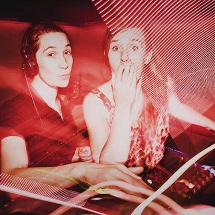 2 djs