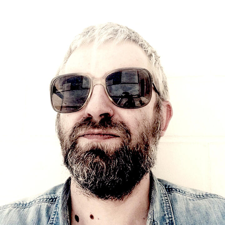 Fernant Zeste verlegde de grenzen van zijn indie blues met het nieuwe album DOG. Steeds meer neemt instrumentaal experiment het over van gezongen liedjes. Op 19 juli, in café De Loge, verbroedert Fernant Zeste opnieuw met Steven Sarrazyn (Sarkazyn). Wat dat zal geven ontdekt u dan en daar!