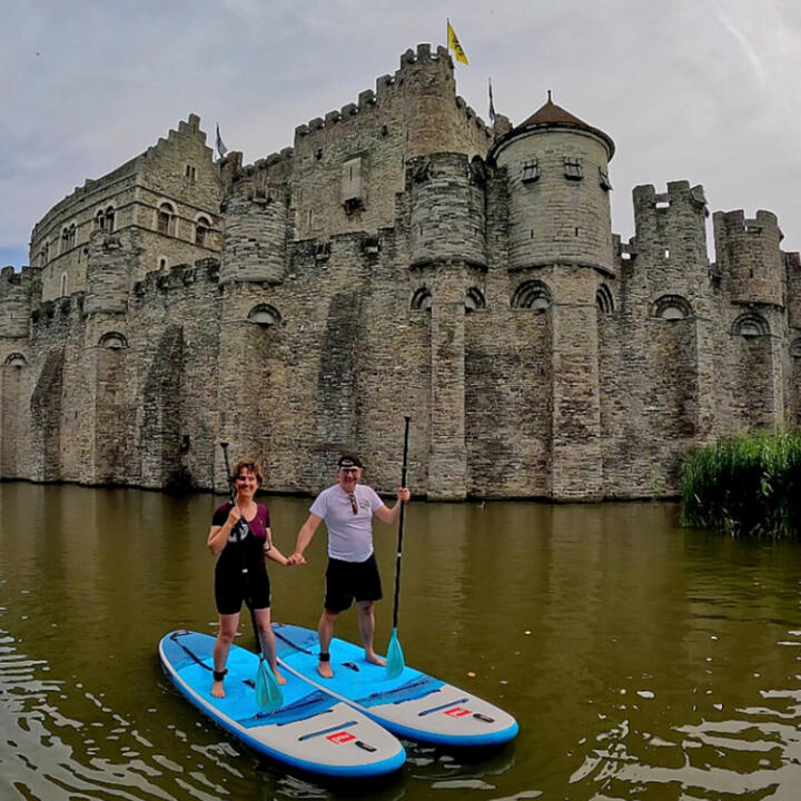 SUP in Gent Gentse Feesten SUP Tours : Vroege Vogels SUP Tour. SUPpers poseren op het zqter voor het Gravensteen.