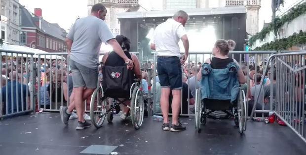 Mensen in een rolstoel op een rolstoelpodium