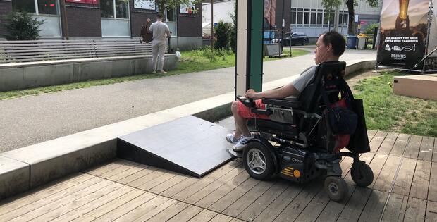 rolstoelgebruiker rijdt over een helling in het Baudelopark