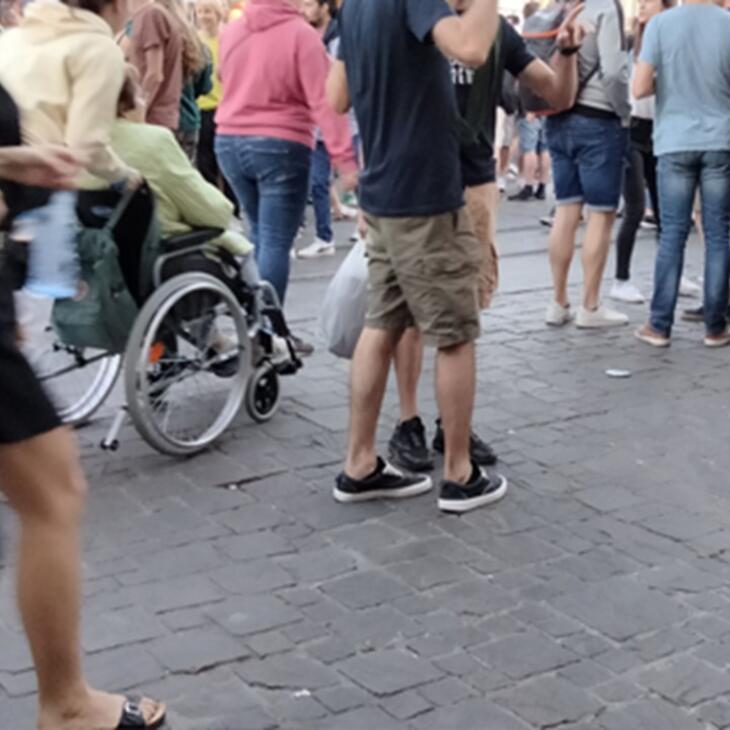 je ziet een rolstoelgebruiker tussen de mensen op de Gentse Feesten