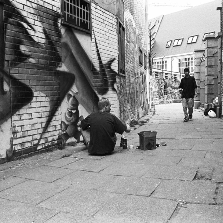 Bue en Sheya zetten werk in het graffitistraatje