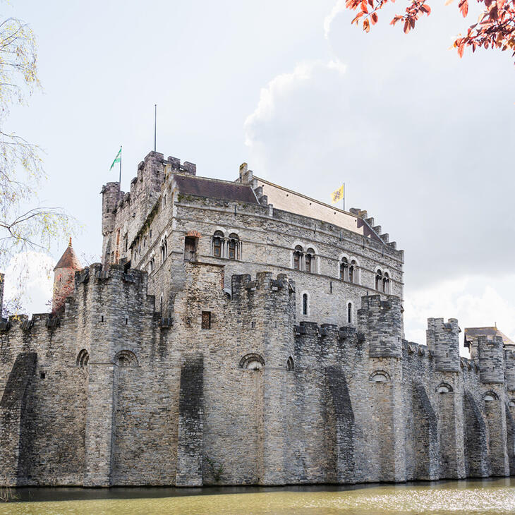 Het ommuurde Gravensteen gezien vanuit de Sint-Widostraat.