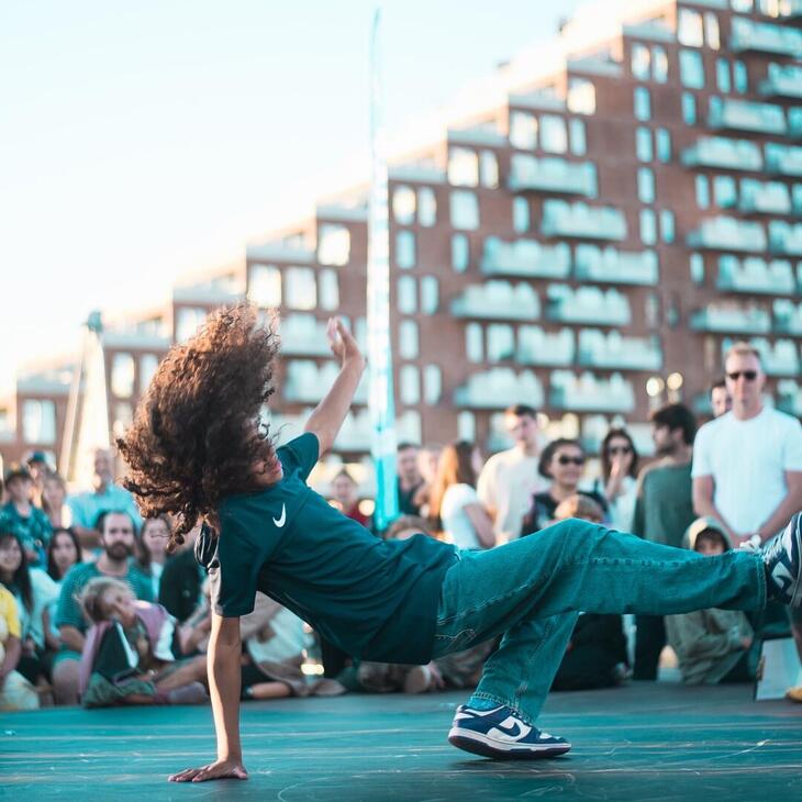 tiener die breakdance doet, in feite moet je break zeggen