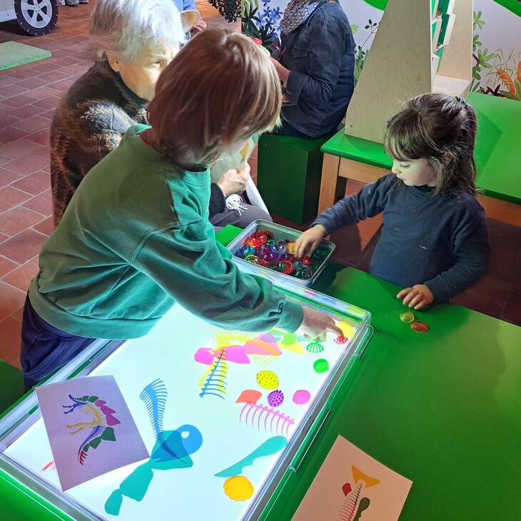 Kinderen op ontdekking op de speelzolder van Kina
