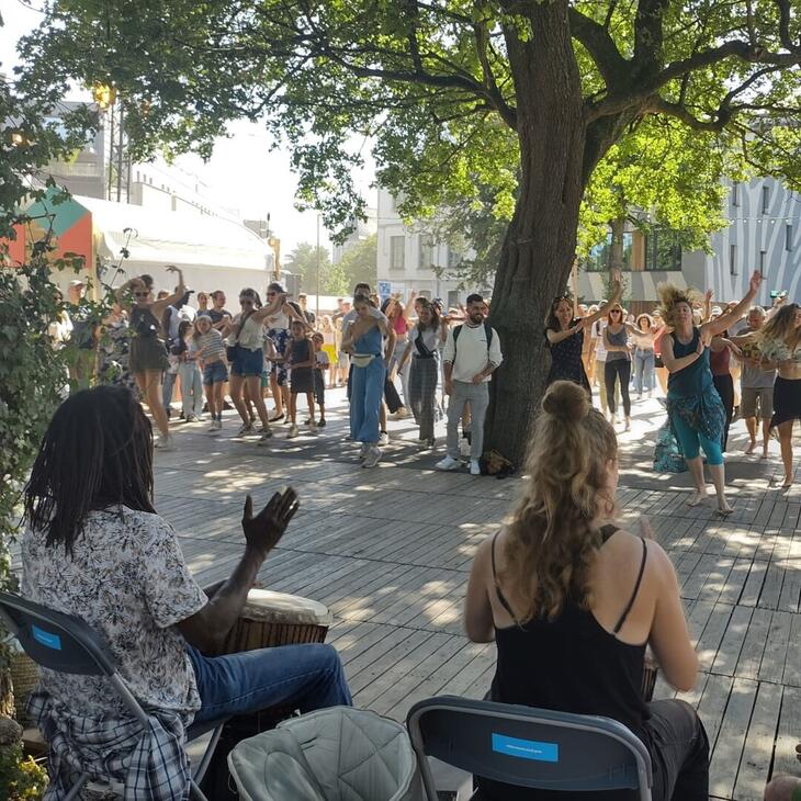 Afrikaanse dans met live percussie door dansschool Makurah