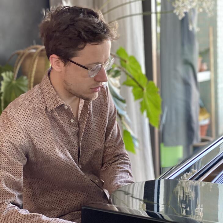 Thomas Eeckhout aan piano.