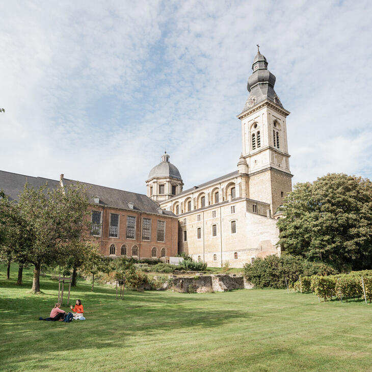 Zicht op de Sint-Pietersabdij en de Sint-Pieterskerk vanuit de abdijtuin.