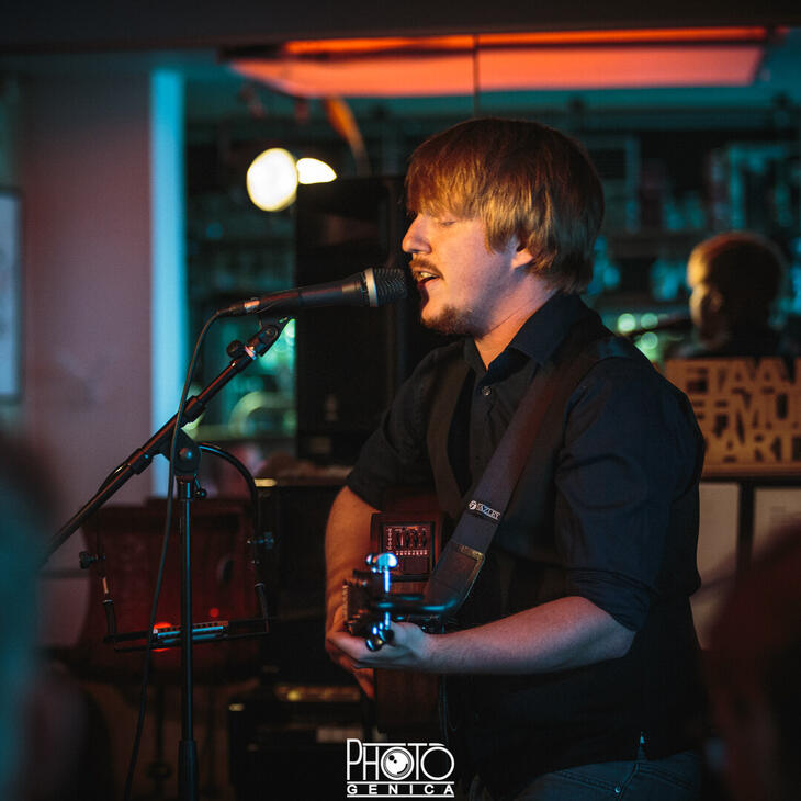 Jim Cain (Michiel Vaernewyck) is een Gentse singer-songwriter. Jaren geleden raakte hij in de ban van helden als Bob Dylan, Bruce Springsteen, Van Morrison, Joni Mitchell en Jackson Browne. maar heeft vandaag gelukkig vooral zijn eigen meeslepende verhalen te vertellen...