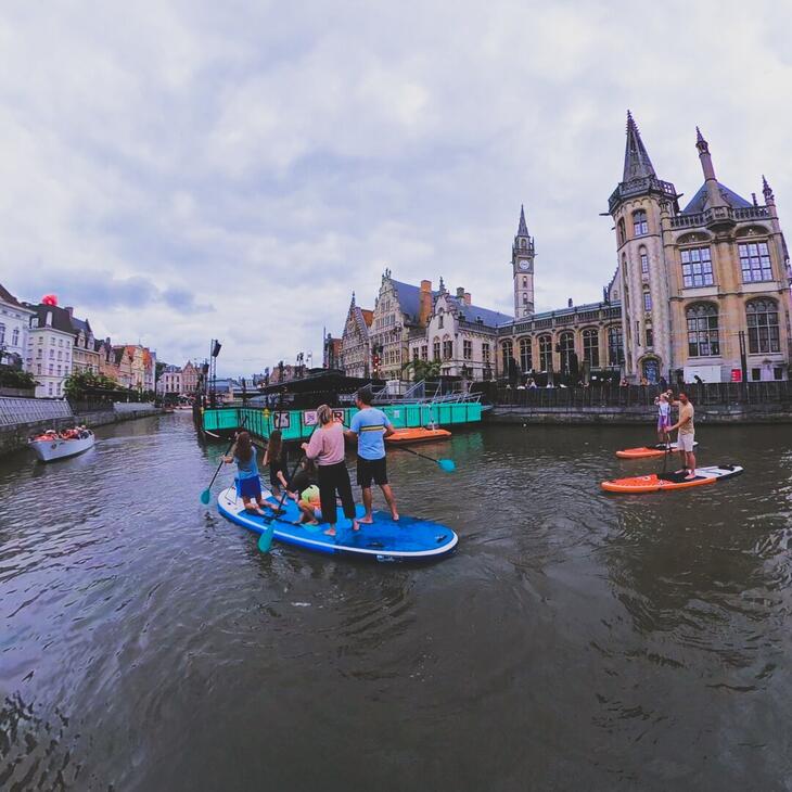 Onze SUP-tochten bieden een ongeëvenaarde gelegenheid om Gent vanuit  een nieuw perspectief te ontdekken, terwijl je op een SUP staat rivieren  en kanalen verkent die de stad Gent doorkruisen.  Of je nu een beginner bent die voor het eerst op een SUP staat of een doorgewinterde SUPper,  onze ervaren gidsen zorgen voor een veilige en leuke ervaring voor alle deelnemers.