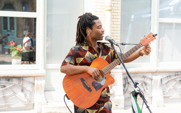 man met gitaar