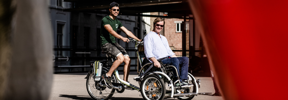 Trivelo fiets met een rolstoelgebruiker er op